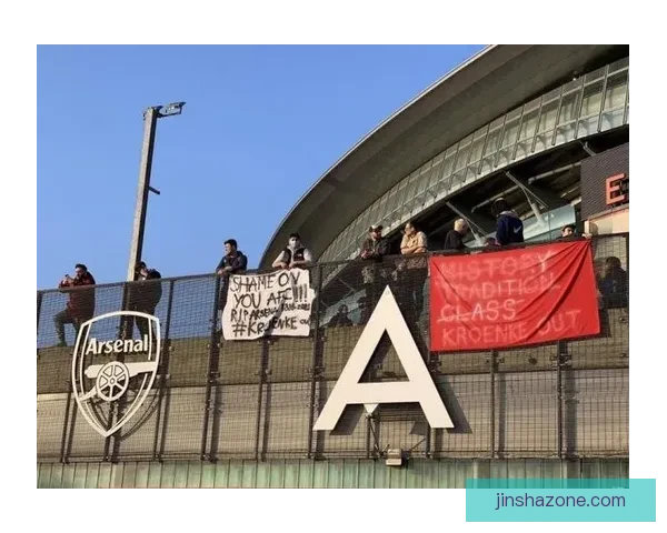 13天连丢两冠阿森纳球迷愤怒抗议塔帅被骂掉链子可悲羞耻